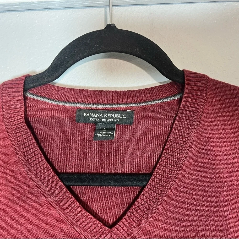 Banana Republic Extra Fine Merino Wool Red Burgundy V-Neck Sweater Mens Large